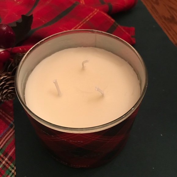 Bath & Body Works Tis the Season 3/W Candle - Picture 2 of 4